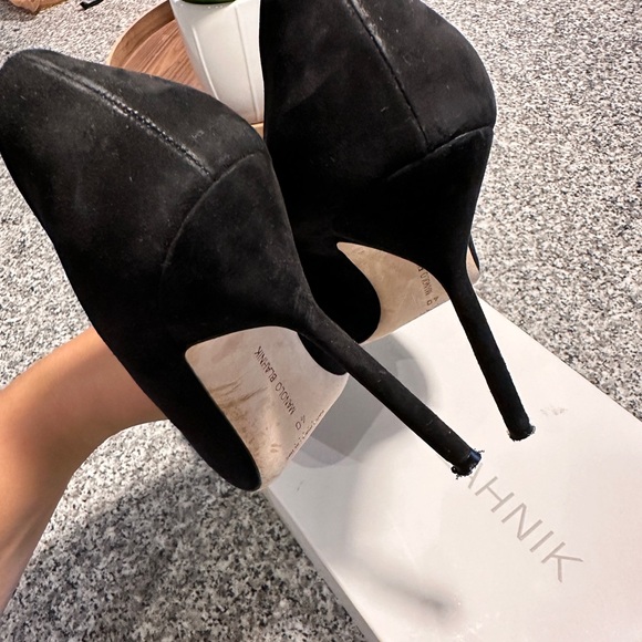 Manolo Blahnik Bb Crepe 90mm High-heel Pumps - Picture 13 of 13